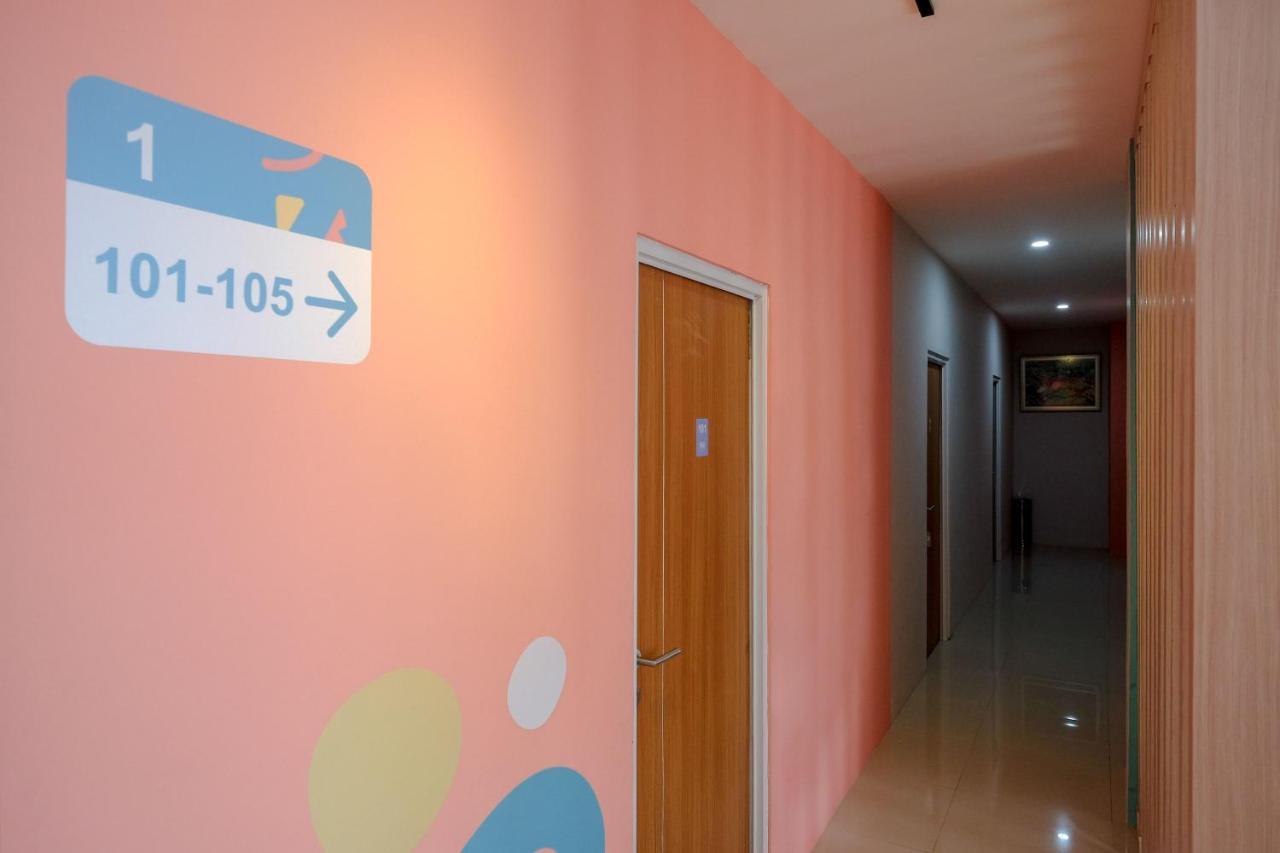 Sans Hotel Tiga Putri Semarang By Reddoorz Zewnętrze zdjęcie