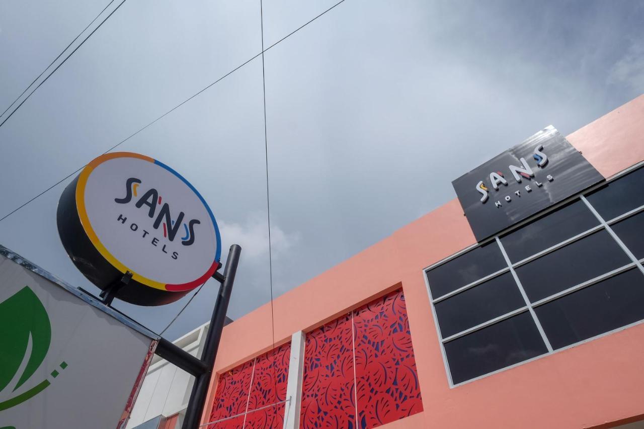 Sans Hotel Tiga Putri Semarang By Reddoorz Zewnętrze zdjęcie